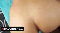 Сложась камеру у дивана, русский мужчина стянул секс со ноющей худенькой подружкой